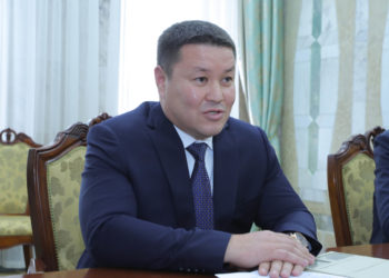 Көз боёмочу деп соттолгон спикер дагы спикер болом дейби?