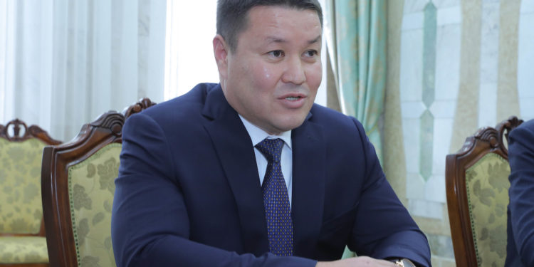 Көз боёмочу деп соттолгон спикер дагы спикер болом дейби?