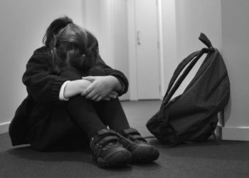 «Апасы Орусияда болгон». Ошто 14 жаштагы кыз 2 жылдан бери өз атасы тарабынан зордукталып жүргөнүн айтты