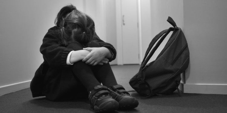 «Апасы Орусияда болгон». Ошто 14 жаштагы кыз 2 жылдан бери өз атасы тарабынан зордукталып жүргөнүн айтты