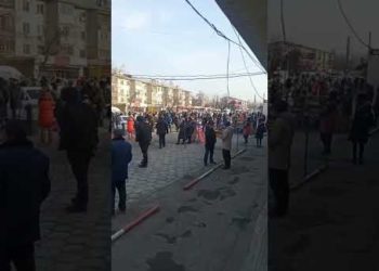 Бишкектеги «Орто-Сай» базарына кире албай калган соодагерлер жолду буушту (видео)