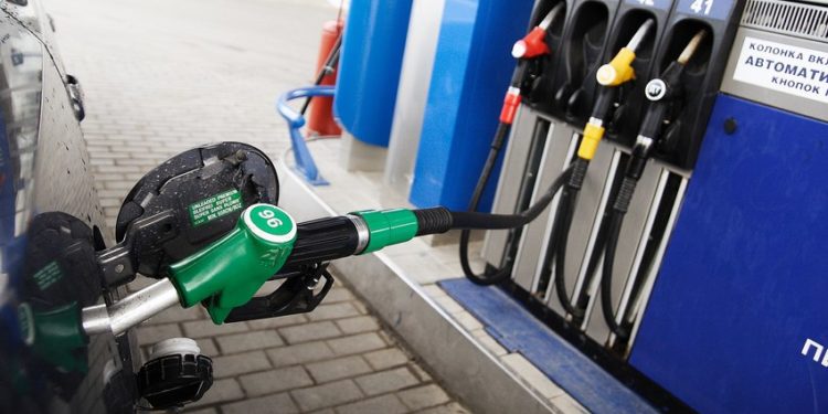 Күйүүчү майдын кымбатташы. Депутат Монополияга каршы жөнгө салуу агенттигин жоопко тартууга чакырды