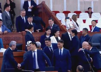 Жарк эте күлүп кирген жаңы депутаттар! Ант берүү аземинен көз ирмемдер