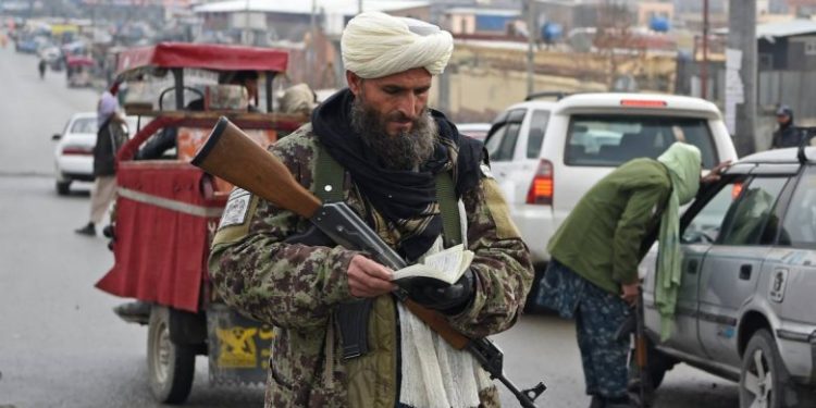 «Талибан» унаада музыка угууга жана аялдарды хиджабы жок алып жүрүүгө тыюу салды