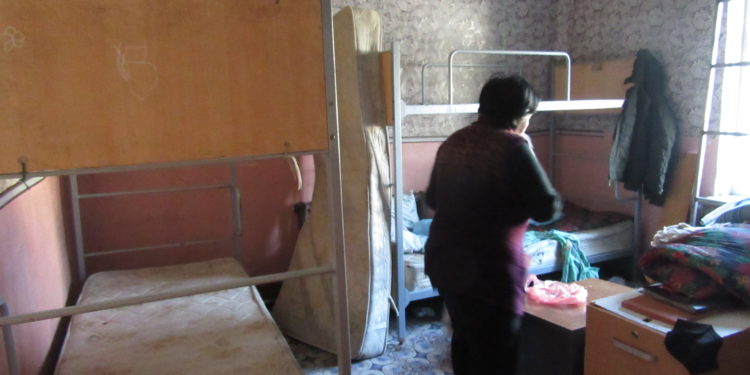 «Тамактын калдыгы жыттанып кеткен, бири-бирине суу куюп жуунушат…» Балдар үйүндөгү коркунуч туудурган жашоо