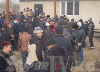 Сокулукта 16 жаштагы кызды зордуктады делген жарандын атасы айылдан көчүп кетүү талабына жооп берди