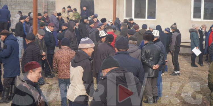 Сокулукта 16 жаштагы кызды зордуктады делген жарандын атасы айылдан көчүп кетүү талабына жооп берди