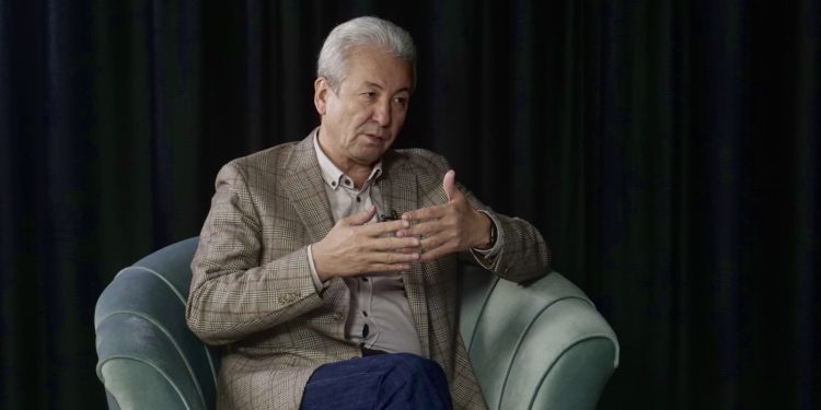 Адахан Мадумаров: «12 жыл мурун Ак үйдүн эшигин аттап чыгып, кайрылып барган жокмун»