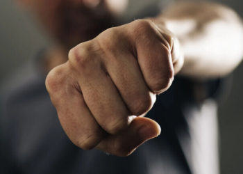 Кадамжайда 24 жаштагы эки жигитти 4-5 жаран ур-токмокко алган