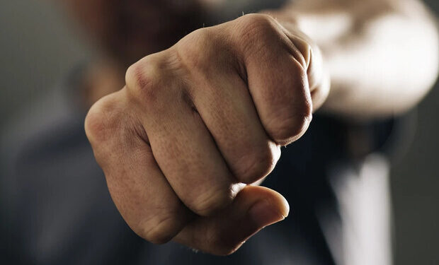 Кадамжайда 24 жаштагы эки жигитти 4-5 жаран ур-токмокко алган