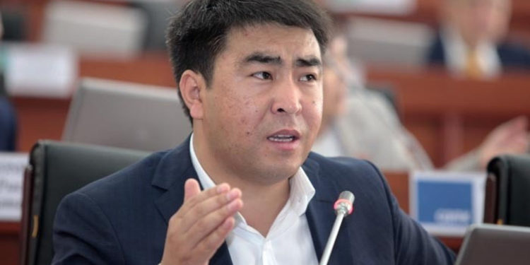 «Буйрук бергендер силердин уятыңарда болсун». Мандаты аял талапкерге өткөн Жанар Акаев үн катты