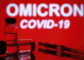 Омикрон штаммы коронавирусту кайра жуктуруп алуу коркунучун үч эсе жогорулатат