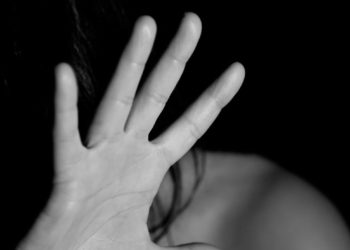 Ошто 14 жаштагы кызын 2 жылдан бери зордуктап жүргөн делген ата 2 айга камакка алынды