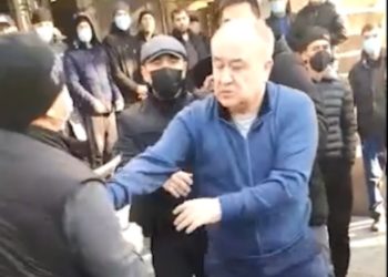 Өмүрбек Текебаевге кол салуу учурунда тартылган видео жарыяланды