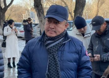 Ахматбек Келдибеков УКМКда сурак берип жатат