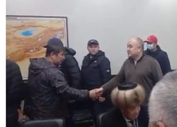 Өмүрбек Текебаевге кол салгандар кечирим сурашты (видео)