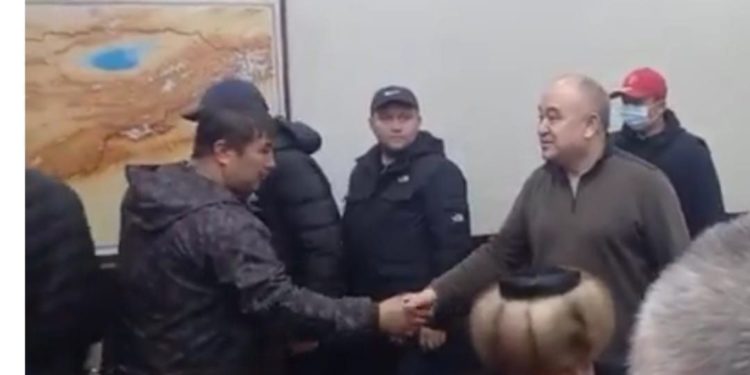 Өмүрбек Текебаевге кол салгандар кечирим сурашты (видео)