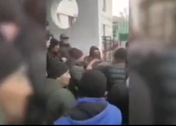 16 жаштагы кыздын зордукталышы. Митингге чыккандар милиция кызматкеринин формасын жыртып салышты (видео)