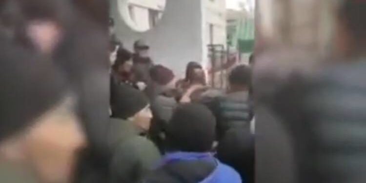 16 жаштагы кыздын зордукталышы. Митингге чыккандар милиция кызматкеринин формасын жыртып салышты (видео)