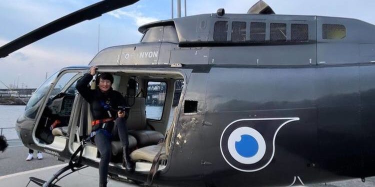 Айсулуу Тыныбекова биринчи жолу тик учак менен Манхэттендин үстүнөн учту (видео)