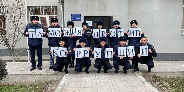 Күндүн сүрөтү. Кыргызстандын бажычылары коррупцияга каршы экенин билдиришти