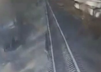 Бишкекте Пакистандын жаранын поезд сүзүп кеткен учур видеого түшүп калган
