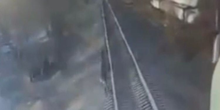 Бишкекте Пакистандын жаранын поезд сүзүп кеткен учур видеого түшүп калган