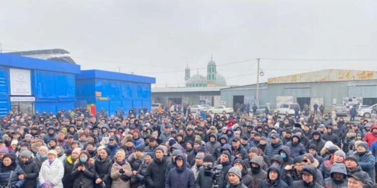 «Дордой» базарынын соодагерлери бүгүн да ККМге каршы митингге чыгышты
