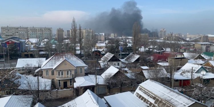 Бишкектин Кулатов көчөсүндөгү кампалардын биринен өрт чыкты (сүрөт)