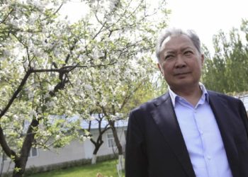 Бийликтен куулган Курманбек Бакиев тоңгон муз эрип жатканын, анда үмүт жанганын айтты