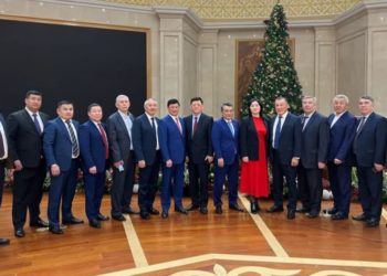 «Президент катышкан жок». Мурдагы чакырылыштын депутаттары резиденцияда кече уюштурушту (сүрөт)