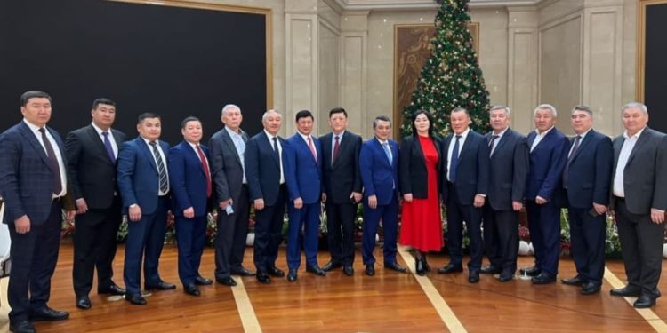 «Президент катышкан жок». Мурдагы чакырылыштын депутаттары резиденцияда кече уюштурушту (сүрөт)