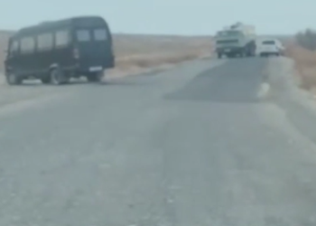 Лейлекте тажик аскерлери күйүүчү май ташыган унааны аткылашты (видео)