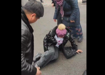 Калмаматов отургузулган унаанын жолун тоскон тарапташтарынын бири жабыркады (видео)