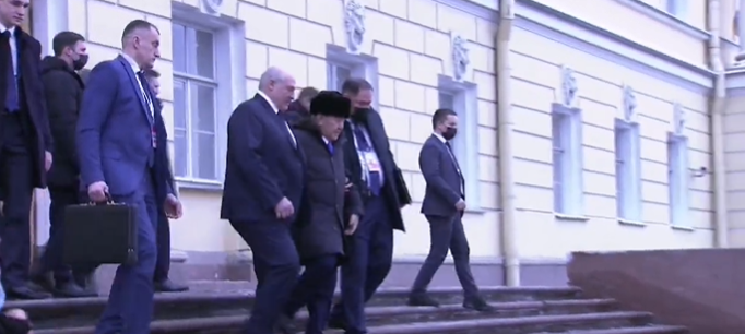 Лукашенко Назарбаевди тепкичтен түшүрүп, унаага отурууга жардам берди (видео)