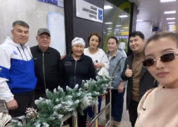 Ырчы Аваз Акимов менен Айдана Дека ата-энелерин Дубайга эс алууга жөнөтүштү