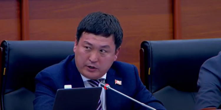 «Дааратканасында кагазы жок. Бул эмне деген Ак Үй?». Жаңы депутат биринчи эле күнү иренжигенин айтты