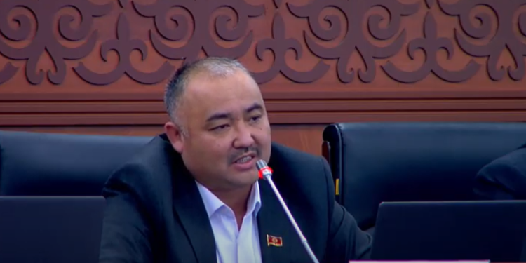 Депутат Шакиев Талант Мамытовдун спикер болууга моралдык укугу жок деп эсептейт