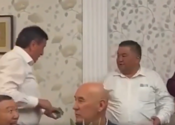 Сооронбай Жээнбеков акча кыстарып! Акылбек Жапаров менен Асылбек Жээнбеков кудалашкан тойдон видео