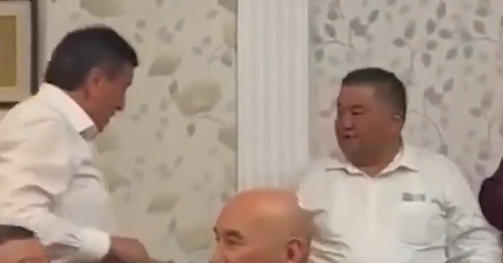 Сооронбай Жээнбеков акча кыстарып! Акылбек Жапаров менен Асылбек Жээнбеков кудалашкан тойдон видео