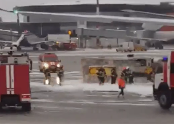 Москванын Шереметьево аэропортунда учак менен жеңил унаа сүзүштү