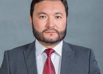 250 миң доллар талап кылуу. Айыпталгандардын бири ага кол салуу болгонун билдирди