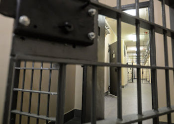 «Муунтуп… Күнөөнү мойнуна алганча кыйнашкан». Чоң-Алай РИИБдин убактылуу кармоочу жайындагылар арыз жазышты