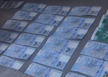 УКМК тарабынан Салык кызматынын жана Транспорт министрлигинин кызматкерлери кармалды (сүрөт)