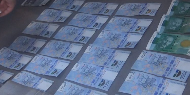 УКМК тарабынан Салык кызматынын жана Транспорт министрлигинин кызматкерлери кармалды (сүрөт)