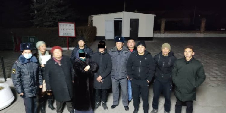 Балыкчыда дайынсыз болуп, табылган уулун энеси үйүнө киргизбей койду