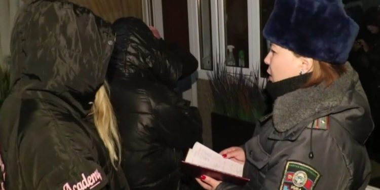 Караколдогу компьютердик клубда түн ичинде өспүрүмдөр спирт ичимдигин ичип, кальян чегишкен (видео)