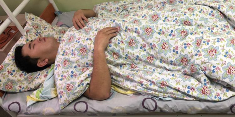 Эки омуртканын ортосуна имплант коюлду. Ырчы Ирлан Таалайбековго операция жасалды