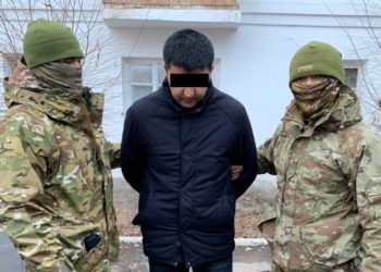 Пара алып жаткан жеринен Талас ОИИБдин тергөөчүсү кармалды