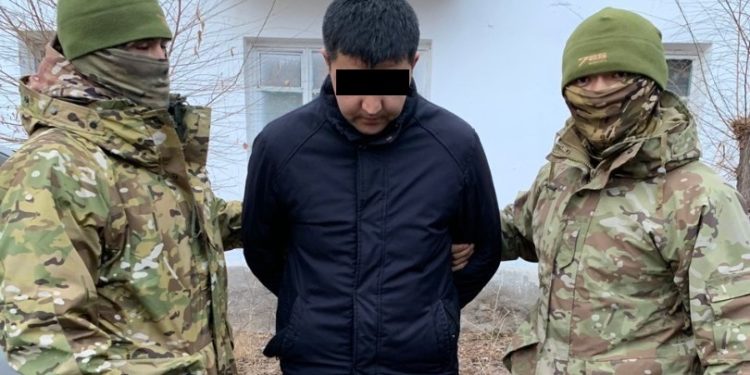 Пара алып жаткан жеринен Талас ОИИБдин тергөөчүсү кармалды